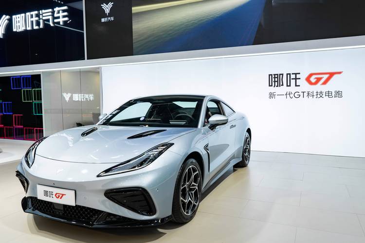 成都16哪吒汽车在智能汽车领域的表现，领途汽车在新能源汽车市场中的影响力